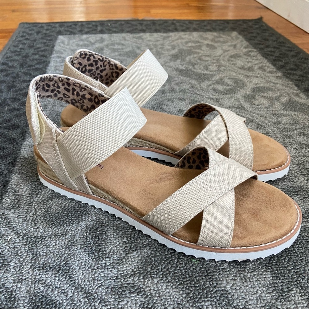 Skechers Bobs Women's Desert Kiss Tan Sandals Sz 8.